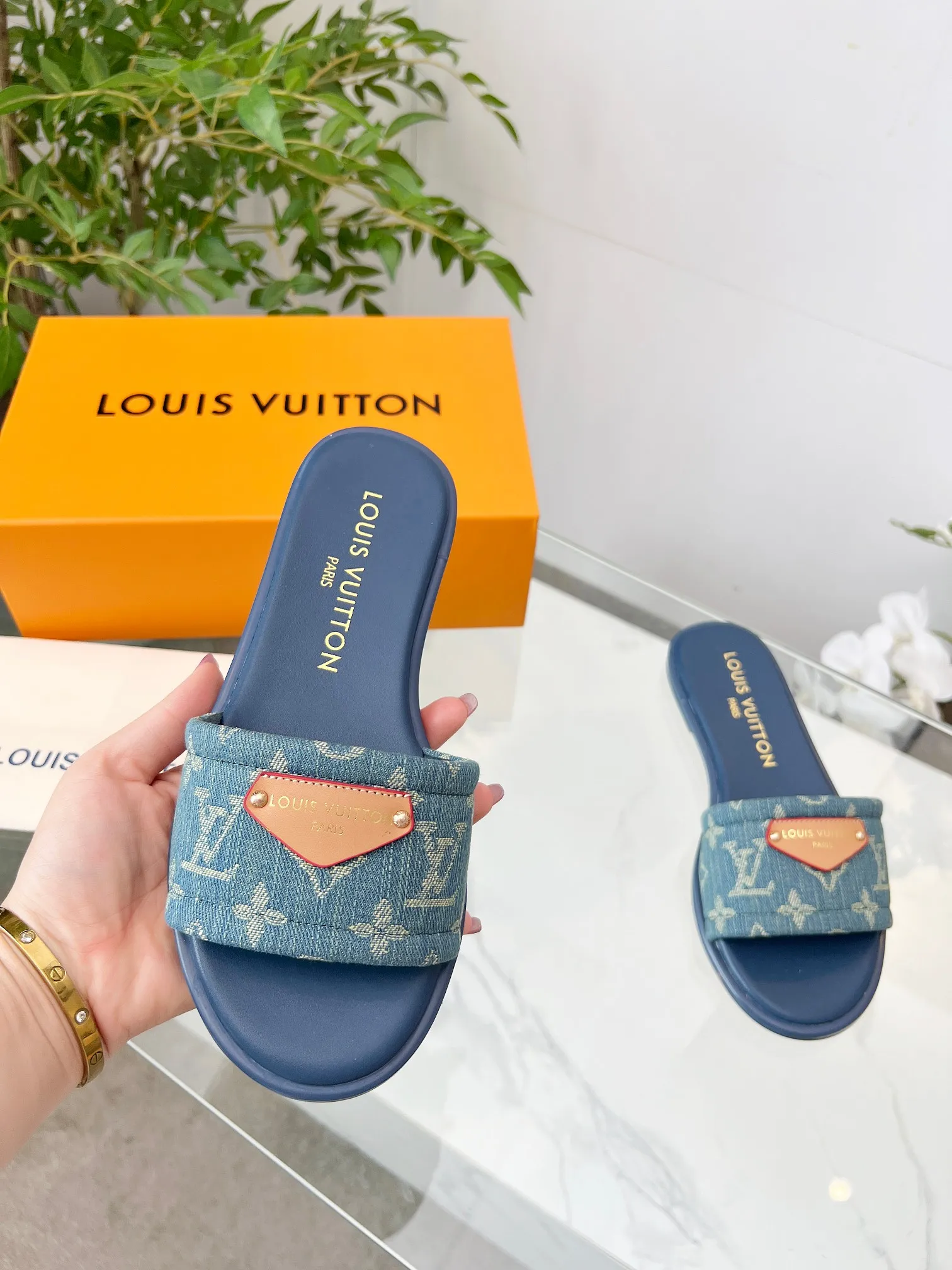 👟👟Ex-factory price 320👟👟 Genuine leather sole +40 Louis Vuitton, 1:1 advanced customization upper, fabric: customized LV special fabric, lining: sheepskin, original molding hardware, code number: 35-42, order with pictures, welcome to send pictures to place an order,
